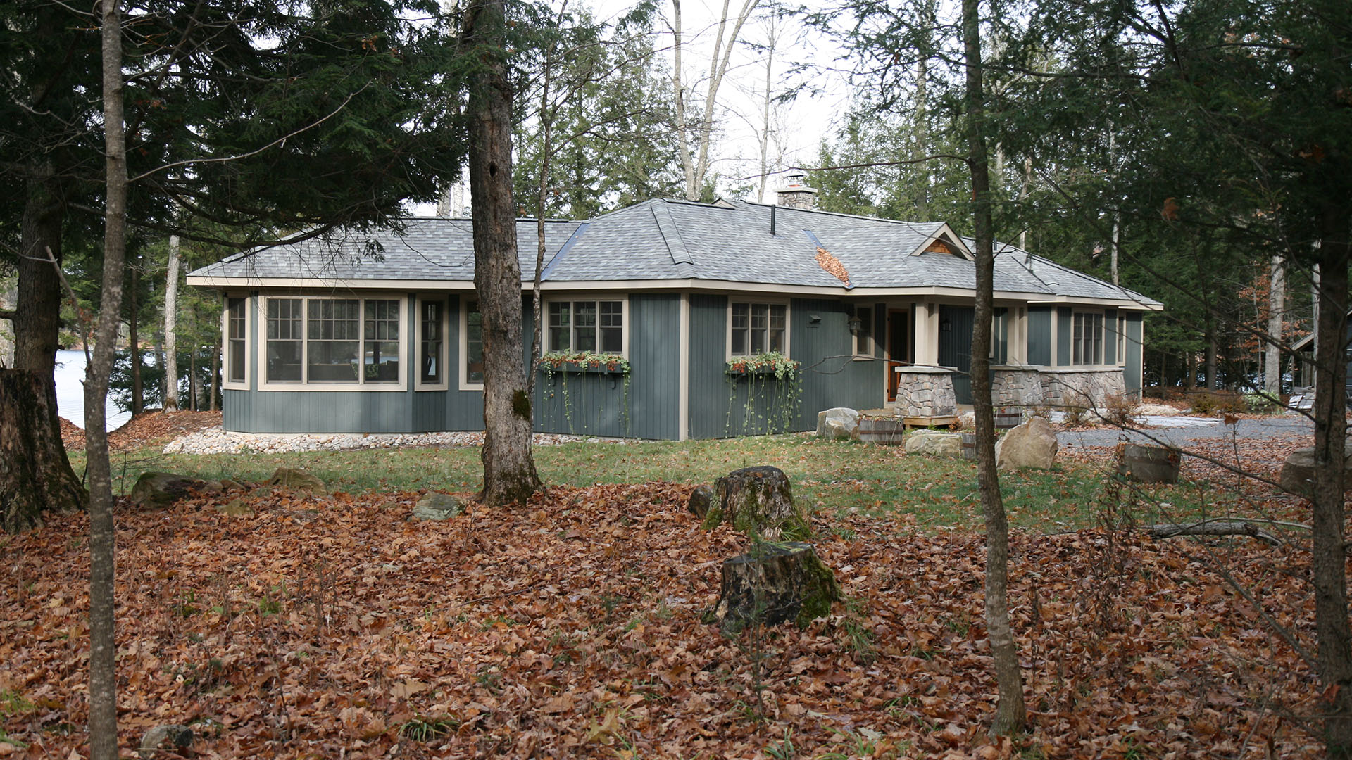 architect designed cottage - lake of bays muskoka - laneside end